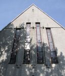 Een van de 'handelsmerken' van Boeyinga, hoge smalle ramen.
              <br/>
              Richard Keijzer, 2009-07-31